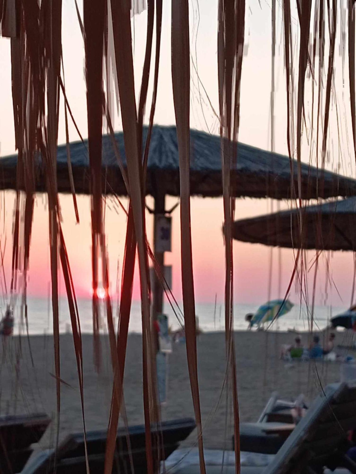 Sunset Apartment Rodhina Bagian luar foto